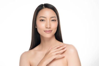 Temiz ciltli güzel bir Asyalı kadın. Güzel kız yüz bakımı. Yüz bakımı. Kozmetik, güzellik ve kaplıca.
