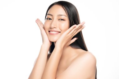 Temiz ciltli güzel bir Asyalı kadın. Güzel kız yüz bakımı. Yüz bakımı. Kozmetik, güzellik ve kaplıca.