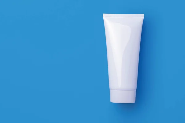 Tubo Cosmético Branco Branco Isolado Sobre Fundo Azul — Fotografia de Stock