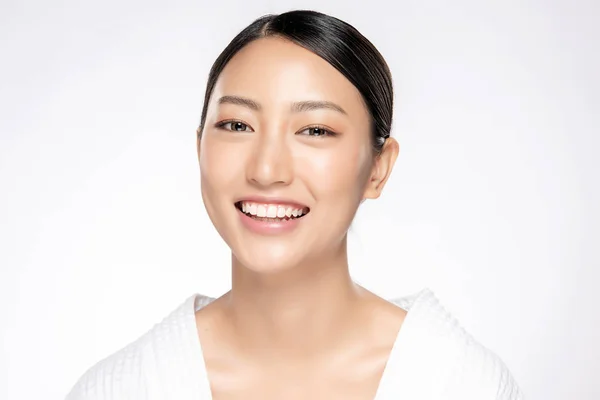 Όμορφη Χαμογελαστή Γυναίκα Καθαρό Δέρμα Φυσικό Μακιγιάζ Και Λευκά Δόντια — Φωτογραφία Αρχείου