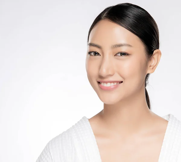 Hermosa Mujer Sonriente Con Piel Limpia Maquillaje Natural Dientes Blancos — Foto de Stock