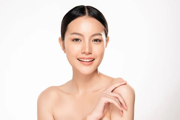 Temiz ciltli, doğal makyajlı ve beyaz dişli güzel bir kadın.