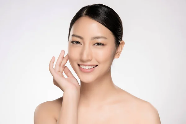 Hermosa Mujer Sonriente Con Piel Limpia Maquillaje Natural Dientes Blancos — Foto de Stock