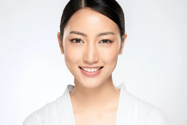 Hermosa Mujer Sonriente Con Piel Limpia Maquillaje Natural Dientes Blancos — Foto de Stock