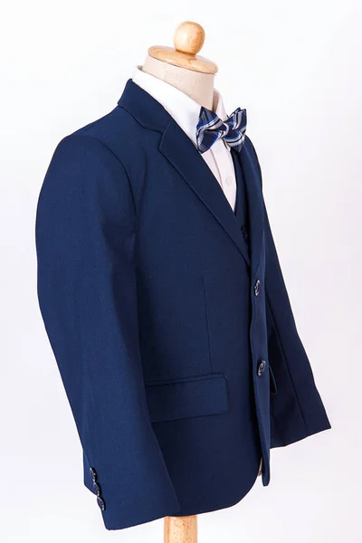 Gyönyörű Férfi Kék Kabát Öltöny Ing Csokornyakkendő Fehér Háttér — Stock Fotó