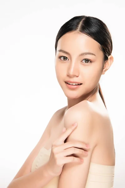 Temiz ciltli güzel bir Asyalı kadın. Güzel kız yüz bakımı. Yüz bakımı. Kozmetik, güzellik ve kaplıca.