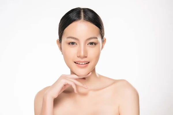 Temiz ciltli güzel bir Asyalı kadın. Güzel kız yüz bakımı. Yüz bakımı. Kozmetik, güzellik ve kaplıca.