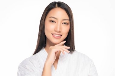 Temiz ciltli güzel bir Asyalı kadın. Güzel kız yüz bakımı. Yüz bakımı. Kozmetik, güzellik ve kaplıca.