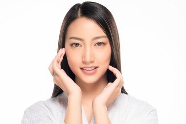 Temiz ciltli güzel bir Asyalı kadın. Güzel kız yüz bakımı. Yüz bakımı. Kozmetik, güzellik ve kaplıca.