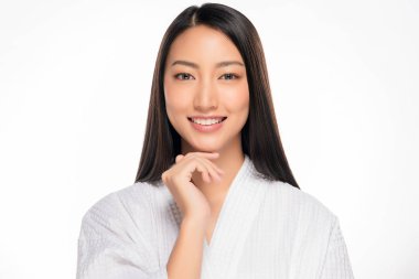 Temiz ciltli güzel bir Asyalı kadın. Güzel kız yüz bakımı. Yüz bakımı. Kozmetik, güzellik ve kaplıca.