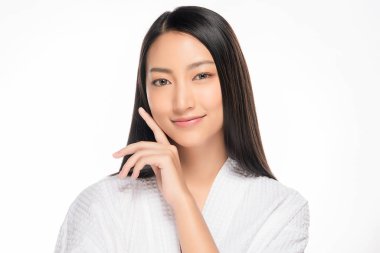 Temiz ciltli güzel bir Asyalı kadın. Güzel kız yüz bakımı. Yüz bakımı. Kozmetik, güzellik ve kaplıca.