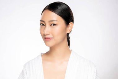 Temiz ciltli güzel bir Asyalı kadın. Güzel kız yüz bakımı. Yüz bakımı. Kozmetik, güzellik ve kaplıca.