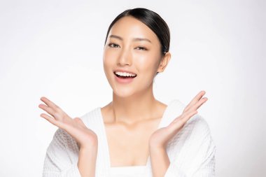 Temiz ciltli güzel bir Asyalı kadın. Güzel kız yüz bakımı. Yüz bakımı. Kozmetik, güzellik ve kaplıca.