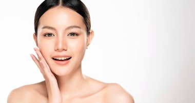 Temiz ciltli güzel bir Asyalı kadın. Güzel kız yüz bakımı. Yüz bakımı. Kozmetik, güzellik ve kaplıca.