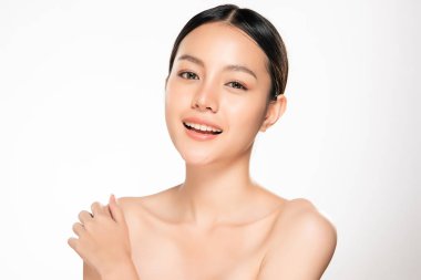Temiz ciltli güzel bir Asyalı kadın. Güzel kız yüz bakımı. Yüz bakımı. Kozmetik, güzellik ve kaplıca.
