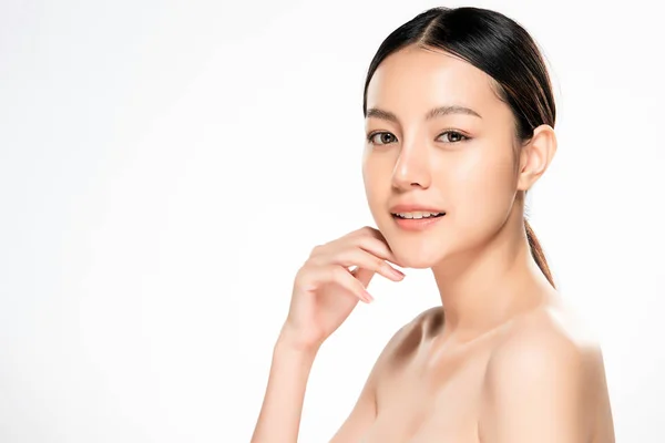 Temiz ciltli güzel bir Asyalı kadın. Güzel kız yüz bakımı. Yüz bakımı. Kozmetik, güzellik ve kaplıca.