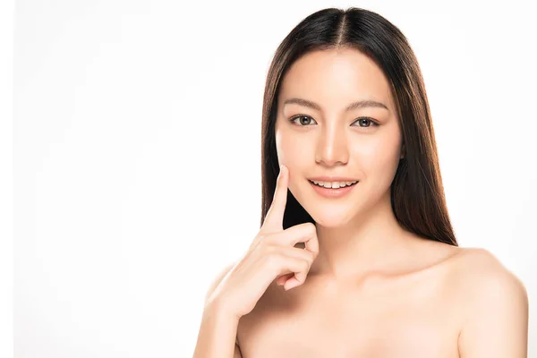 きれいな新鮮な肌の外観を持つ美しい若いアジアの女性 美少女顔ケア 顔の治療 — ストック写真