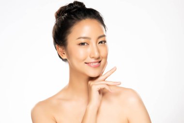 Temiz ciltli güzel bir Asyalı kadın. Güzel kız yüz bakımı. Yüz bakımı. Kozmetik, güzellik ve kaplıca.
