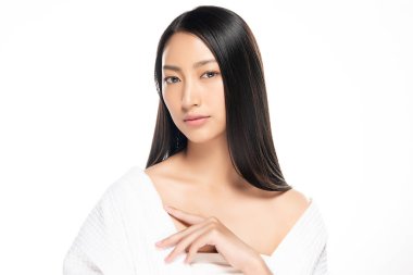 Temiz ciltli güzel bir genç kadın. Yüz bakımı. Yüz bakımı. Kozmetik, güzellik ve kaplıca. Asyalı kadın portresi