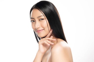 Temiz ciltli güzel bir genç kadın. Yüz bakımı. Yüz bakımı. Kozmetik, güzellik ve kaplıca. Asyalı kadın portresi