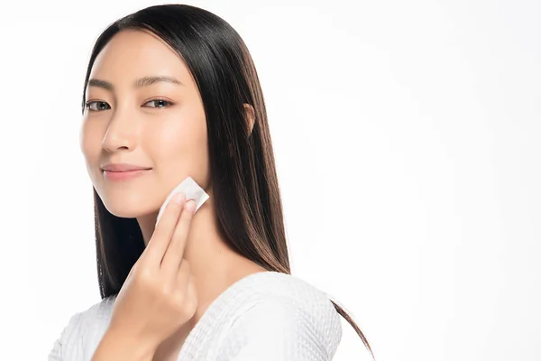 Feliz Sonriente Hermosa Asiático Mujer Usando Algodón Almohadilla Limpieza Piel — Foto de Stock