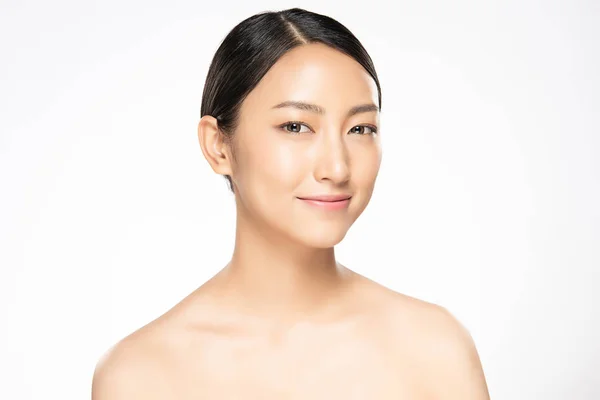 美丽的年轻女子干净新鲜的皮肤 面部护理 面部治疗 化妆品 美容和温泉 亚洲妇女肖像 — 图库照片