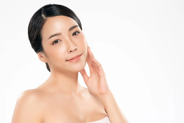 Gyönyörű fiatal ázsiai nő tiszta friss bőrrel — Stock Fotó