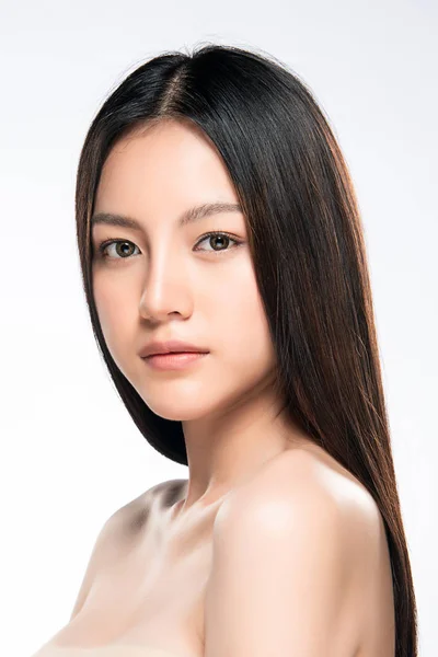 Temiz ciltli güzel Asyalı bir kadın.