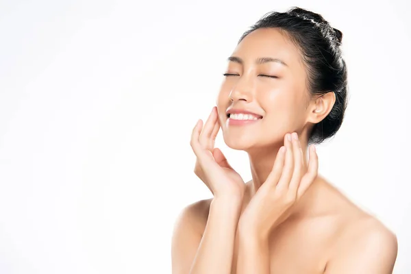 Temiz ciltli güzel Asyalı bir kadın.