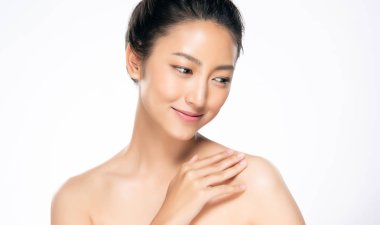 Temiz ciltli güzel Asyalı bir kadın.