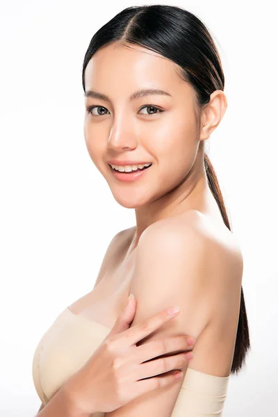 年轻美丽的亚洲女人，皮肤清澈 — 图库照片