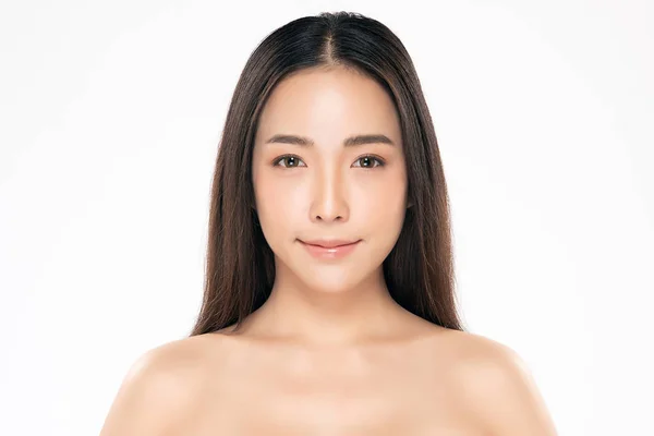 Temiz ciltli güzel Asyalı bir kadın.