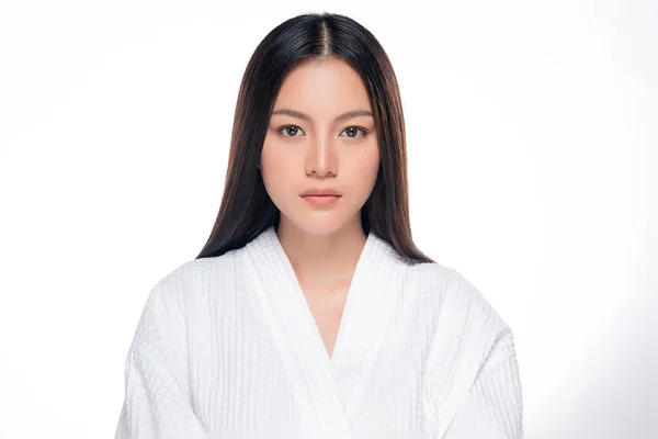Krásná mladá asijská žena s čistou svěží pletí — Stock fotografie