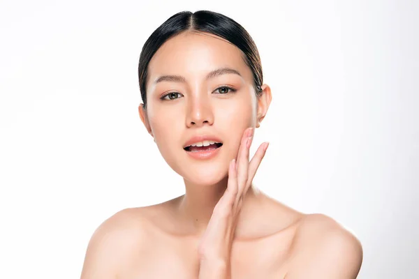 Gyönyörű fiatal ázsiai nő tiszta friss bőrrel — Stock Fotó