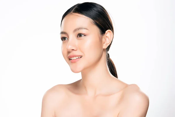 Temiz ciltli güzel Asyalı bir kadın.