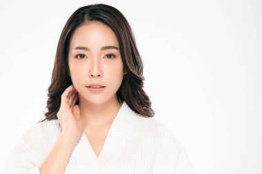 Temiz ciltli güzel Asyalı bir kadın.