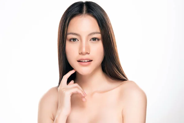 Schöne junge asiatische Frau mit sauberer, frischer Haut — Stockfoto