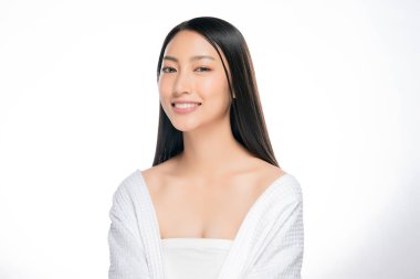 Temiz ciltli güzel Asyalı bir kadın.