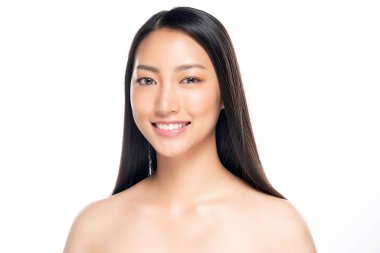 Temiz ciltli güzel Asyalı bir kadın.