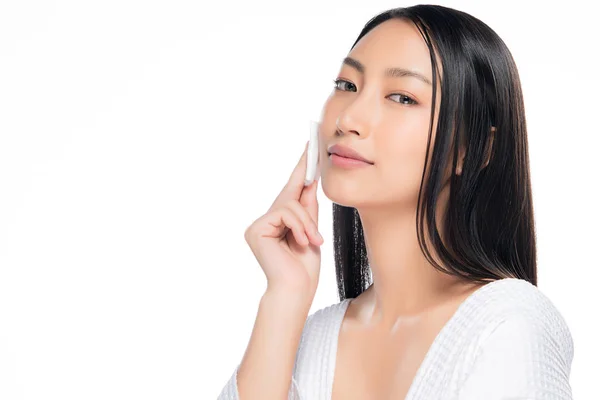 Skin care kvinna att ta bort ansikte makeup med bomull svabb pad. — Stockfoto