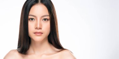 Temiz ciltli güzel Asyalı bir kadın.