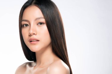 Temiz ciltli güzel Asyalı bir kadın.