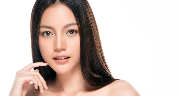 Hermosa joven asiática mujer con limpia piel fresca —  Fotos de Stock