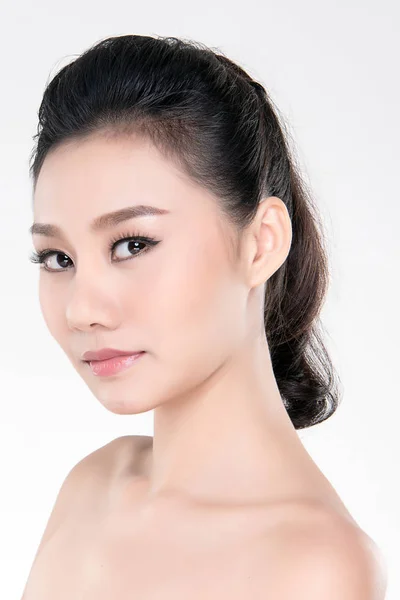 Beautiful Young asian Woman with Clean Fresh Skin — Stock Photo, Image