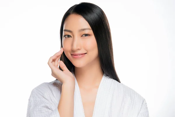Belle jeune femme asiatique avec une peau propre et fraîche — Photo