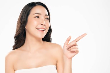 Temiz ciltli güzel Asyalı bir kadın.