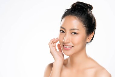 Temiz ciltli güzel Asyalı bir kadın.