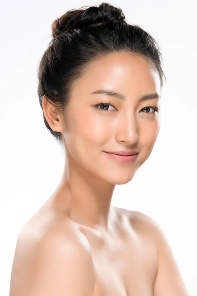 Piękna młoda Azjatka z czystą, świeżą skórą — Zdjęcie stockowe