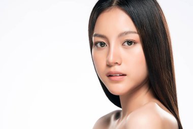 Temiz ciltli güzel Asyalı bir kadın.