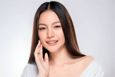 Temiz ciltli güzel Asyalı bir kadın.